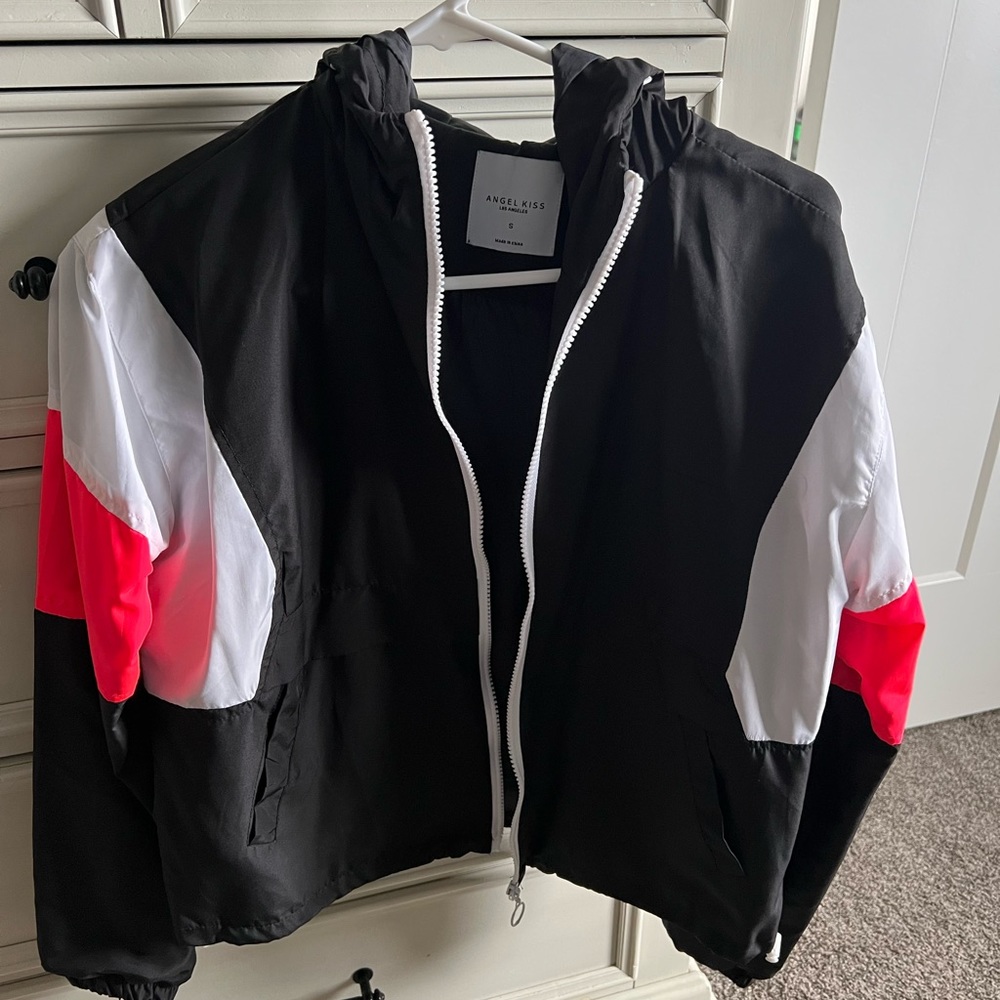 The cutest wind breaker jacket 😍